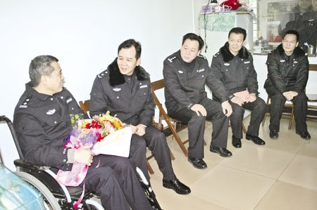 百色公安局禁毒支队民警马霄轮椅上开微博禁毒