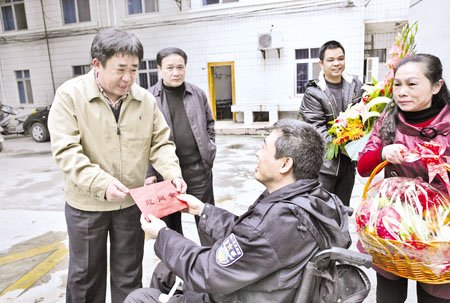 百色公安局禁毒支队民警马霄轮椅上开微博禁毒