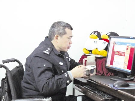 百色公安局禁毒支队民警马霄轮椅上开微博禁毒