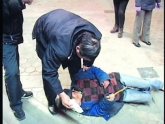 老汉超市内悄悄吞下麻团被噎住倒地(图)