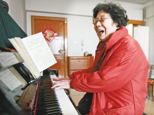 80岁太婆拜幼师学弹钢琴 拟开个人独奏音乐会