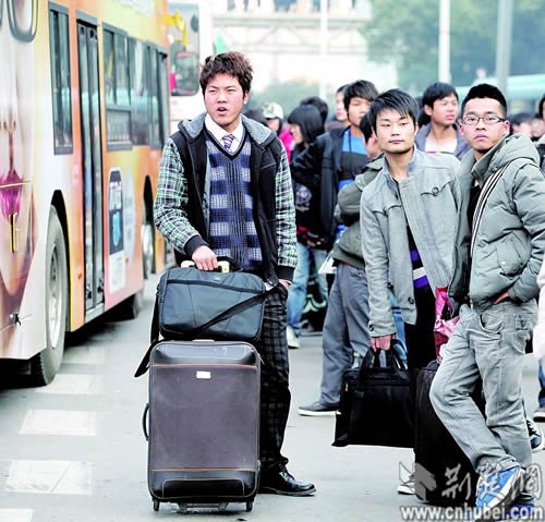 武汉大学生返校的士一车难求 黑车热情拉客
