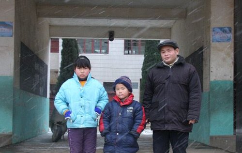 男子在妻子病逝后患精神病 欲将儿女送人(图)
