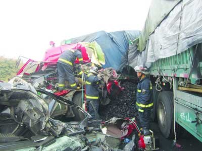 江苏扬溧高速11辆车追尾 致1死多伤堵车8小时