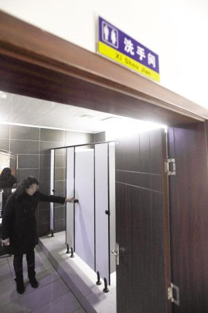 工作体面男子蹲守女厕偷拍被捉现行(组图)
