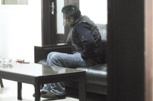 工作体面男子蹲守女厕偷拍被捉现行(组图)