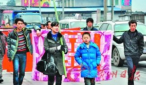 迎亲队用百元大钞贴“百年好合”被批炫富(图)