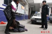 12��Ů���ɳ������Ա�ץ �ѹ��·�ʾ���(ͼ)