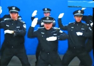 北京警方晒警察舞技 男警致敬杰克逊女警秀性感