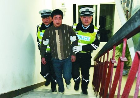 弟弟酒驾被查 哥哥抢枪不成殴打交巡警(图)