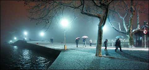 浙江北部出现中到大雪 将严重影响交通出行