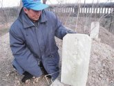 烈士忠骨63年无人认 守墓人每月百元坚守10年