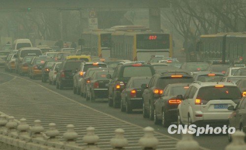 中国十八省区遭遇大雾袭击 交通影响严重