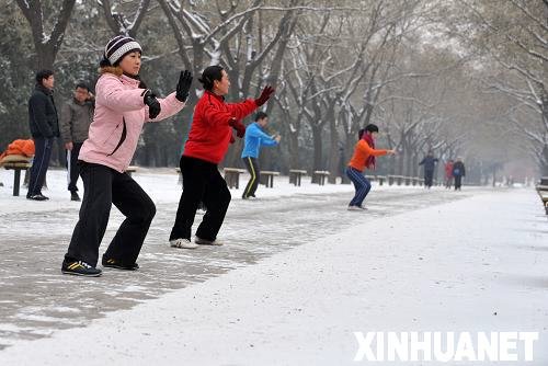 强冷空气将席卷中国大部地区 北京飘落新年第一场雪