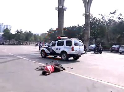 自行车主被撞晕 警车经过车祸现场未施救(图)