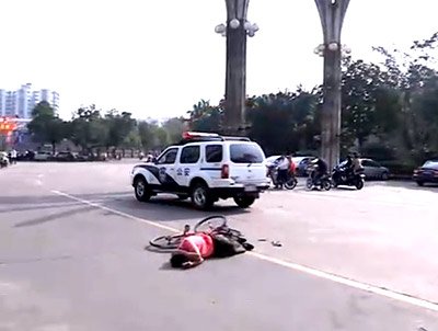 自行车主被撞晕 警车经过车祸现场未施救(图)
