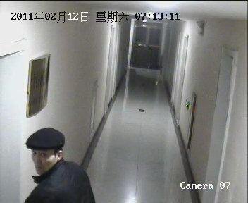 监控拍下窃贼在宾馆行窃过程(组图)