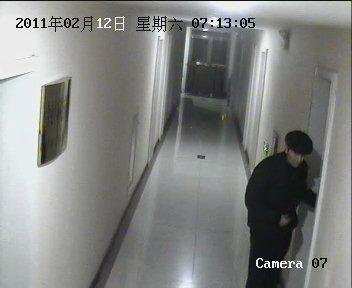 监控拍下窃贼在宾馆行窃过程(组图)