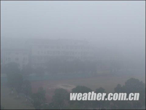 湖南雨水撤退大雾亮相 今部分地区仍有雾