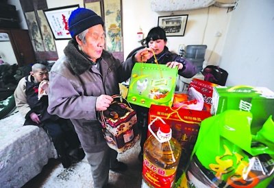 八旬老人照顾脑瘫弃儿35年 自己身患多种疾病