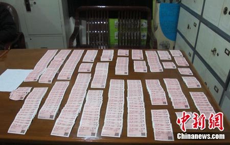 重铁警方破倒票大案:塑料盒藏近400张车票