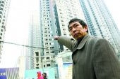 包工头为讨27万元工钱 爬33层高楼欲“跳楼”