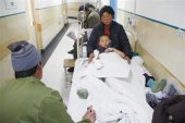 7岁娃捡“哑炮”遭横祸 两根手指被炸飞(图)