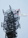 偷电缆男子爬上高塔与警方对峙18小时(组图)