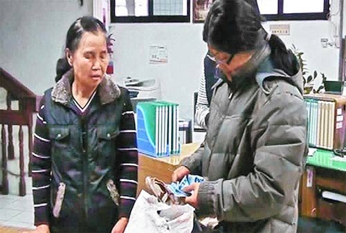 台拾荒老妇捡110万还失主:占有会心不安一辈子