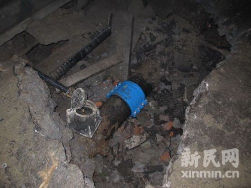 上海虹口区一处地下水管爆裂 百米路段被淹(图)