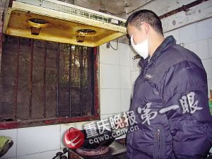 居民楼旁流臭水 户主戴口罩炒菜做饭(图)