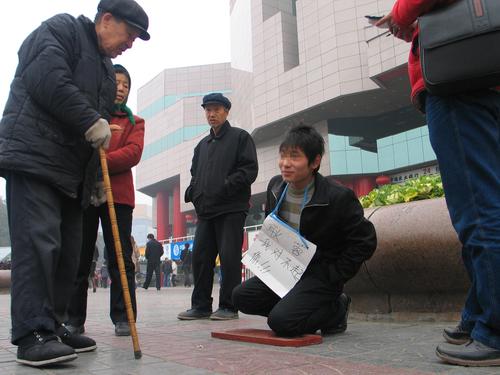 西安19岁小伙闹市跪搓板求女友原谅(组图)