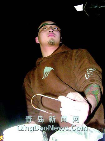 青年用4根铁钩穿背悬挂5分钟玩行为艺术(图)