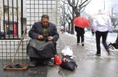 修鞋老爷爷成网络红人背后:除了围观更需关爱