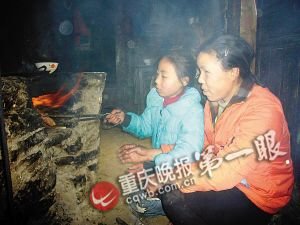 爸爸右手残疾妈妈双目失明 十岁女孩撑起全家