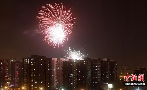 2��2�գ���Ϧҹ����������ȼ���̻��������ӭ�¡���������� ���� �� 