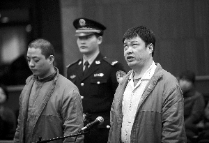 男子酒后与他人脚踹老人致其心脏病发作死亡