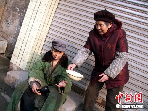 老人照顾非亲精神病人20余载 儿子离家不归