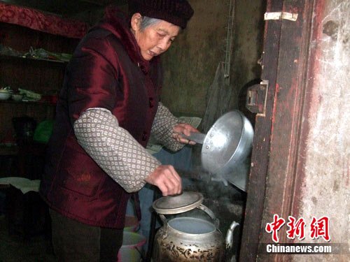 老人照顾非亲精神病人20余载 儿子离家不归