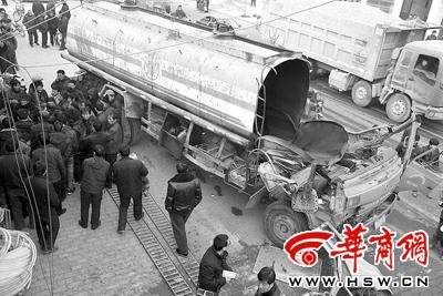 油罐车突然爆炸后盖飞出60米远 居民以为地震