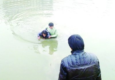 女子与丈夫吵架后跳河寻死 发烧民警冰水救人