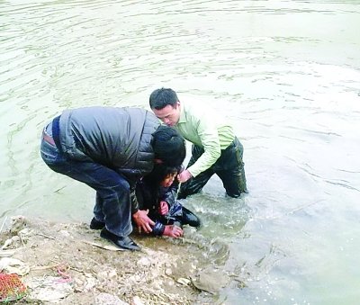 女子与丈夫吵架后跳河寻死 发烧民警冰水救人