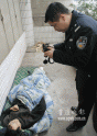 救醒后偷偷溜走 流浪汉离奇毙命花坛边(图文)