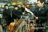 重庆一精品店 收缴“兵器”可装备两个连(组图)